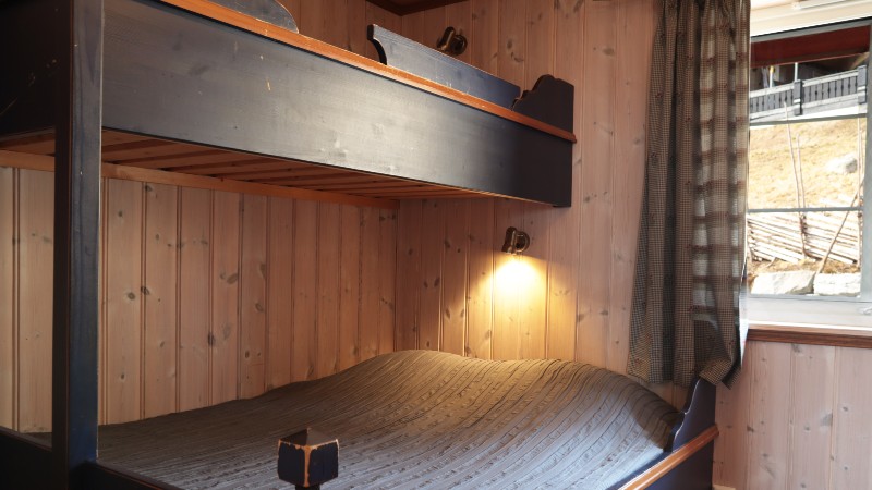 Familjesäng med 150cm bred underslaf. För att bo 17 personer i denna enhet delas denna underslaf av 2 personer.